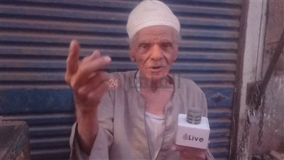 مُسن بقنا يصنع ألعابًا للأطفال من الصفيح: مهنة أبويا وجدي.. ومش أي حد يشتغل فيه