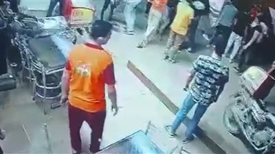 مطاردة من 20 شخصا.. لحظة الاعتداء على صاحب محل ألبان بالمطرية | فيديو