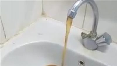 عكارة مياه الشرب تهدد أهالي منطقة كوم عباس بأسيوط: لينا شهرين على الوضع ده| فيديو