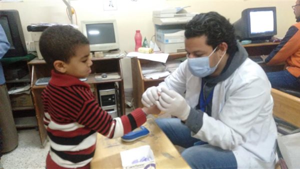 الكشف الطبي على تلاميذ