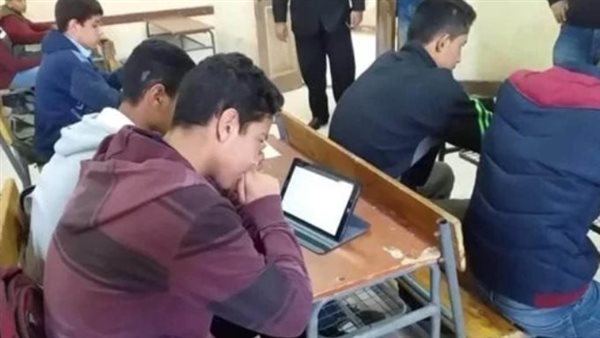 طلاب يؤدون الامتحانات