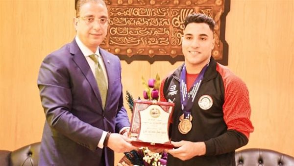 محافظ الفيوم يكرم