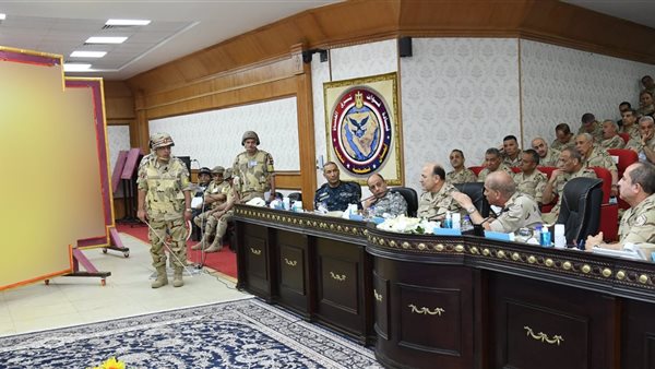 وزير الدفاع والقادة