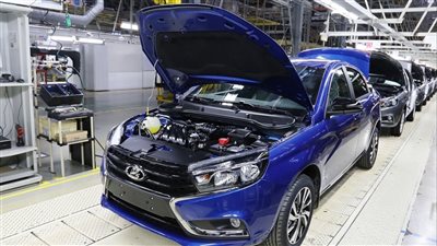 بلا وسائد هوائية وأحزمة أمان.. العقوبات تعيد صناعة السيارات في روسيا إلى الثمانينيات