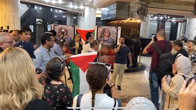 تسقط تسقط إسرائيل.. صحفيون يحتجون بالنقابة على مقتل شيرين أبو عاقلة بيد قوات الاحتلال