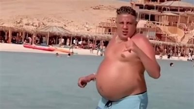 عقِب ظهوره بشواطئ الغردقة.. الجماهير تتعاطف مع حمو بيكا بسبب أعراض مرض كرونز | فيديو 