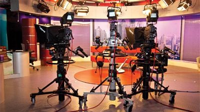 معدات تصوير وعملات أجنبية.. ضبط المتهمين بإدارة قناتين فضائيتين دون ترخيص بالجيزة