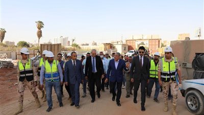 محافظ المنيا يتفقد إنشاء 78 عمارة