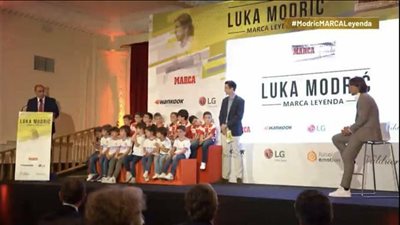 مودريتش يتسلم جائزة الأسطورة من صحيفة ماركا | صورة