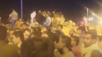 عقِب هروبه.. تجمهر العشرات من ضحايا مستريح السيارات بأسوان أمام منزله | فيديو 