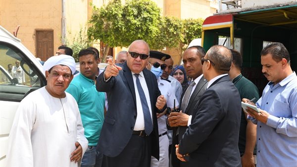 محافظ قنا خلال جولته