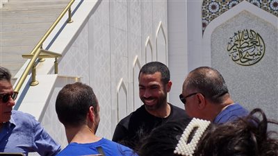 أحمد فتحي يؤدي صلاة الجنازة على والد محمد سراج الدين عضو مجلس الأهلي | صور