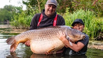 طفل بريطاني يصطاد أكبر سمك شبوط في العالم ويسجل رقمًا قياسيًا