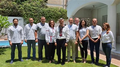 ابتسامة من رحم المعاناة.. الأوكران يحتفلون بيوم القميص المطرز التقليدي