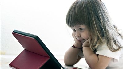 طبيب نفسي: استغلال الأطفال للتربح من السوشيال ميديا قد يدفعهم لخطر الانحراف السلوكي