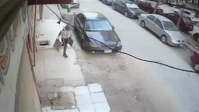 كاميرات مراقبة ترصد سرقة أغطية بلاعات الصرف الصحي من شوارع مدينة المنيا