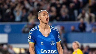 إيفرتون باقٍ في الدوري الإنجليزي بعد الفوز على كريستال بالاس وسط اقتحام الجماهير للملعب