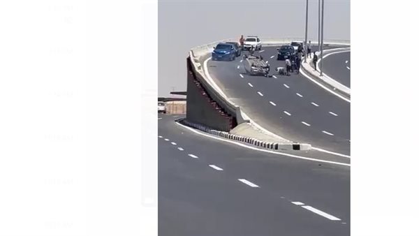 انقلاب سيارة بمحور