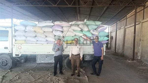 رجال التموين مع سيارة