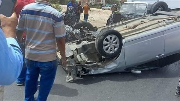 انقلاب سيارتين بطريق