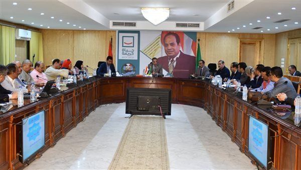 محافظ الفيوم يجتمع