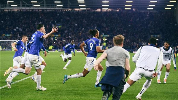 لاعبو إيفرتون يحتفلون