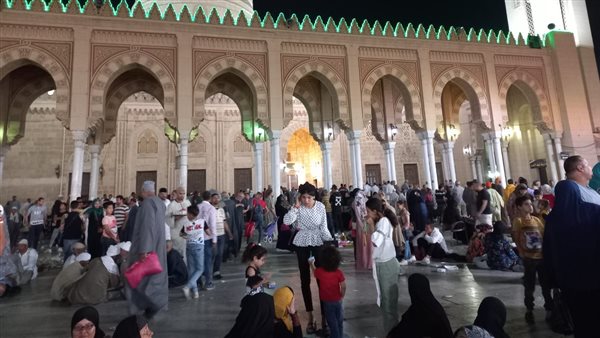 توافد المئات من الصوفيين