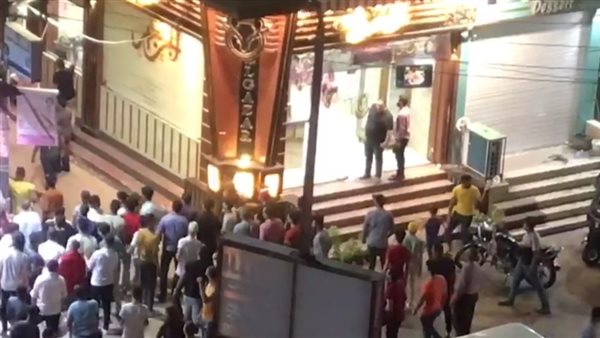 علقة موت لشاب عاري