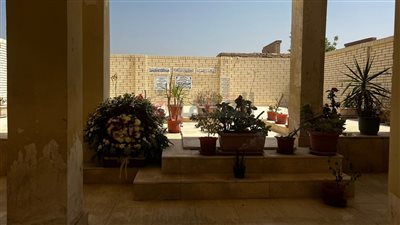 بباقة ورود على قبره.. محمد ثروت يحيي الذكرى الأولى لوفاة سمير غانم |صور