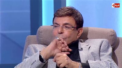 بقاله معايا 40 سنة وخدته من شيخ.. سر خاتم سمير صبري المنقوش بلفظ الجلالة