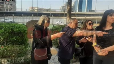 بث مباشر | نجوم الفن يودعون الفنان سمير صبري خلال نقل جثمانه إلى مستشفى العجوزة