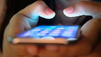 خبراء يحذرون: استخدام الهاتف أثناء تنظيف الأسنان يؤثر سلبًا على العقل والذاكرة