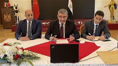 السفير المصري بالصين يشيد بمستوى الشراكة الاقتصادية بين البلدين خلال كلمة له بكلية الدفاع الصينية