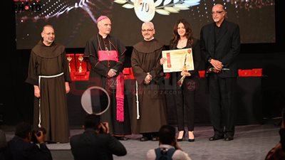 بعد تسلمها جائزة والديها.. دنيا سمير غانم بمهرجان المركز الكاثوليكي: ياريت تفتكروهم في دعائكم