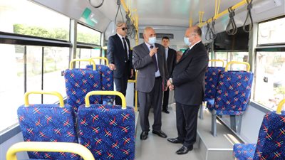 يوفر 25 مليون جنيه سنويًا.. محافظ القاهرة يتفد أول أتوبيس تم تحويله للعمل بالغاز الطبيعي