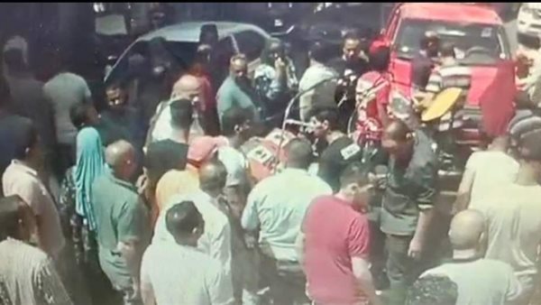 سيارة تدهس توك توك