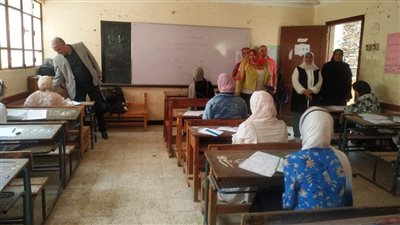 طلاب الشهادة الإعدادية بمدرسة في المنوفية يؤدون اختبار الإملاء الخاص بطلاب الدمج بدل المخصصة لهم