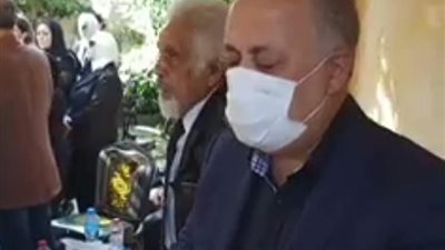 انهيار أشرف زكي لحظة دفن جثمان سمير صبري