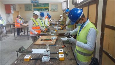 طلاب شهادة إتمام الدراسة للدبلومات الفنية يؤدون الامتحانات العملية والمعملية للعام الدراسي 2021/2022