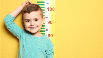 علامات تشير إلى التأخر في النمو عند الأطفال منها الحركة والتواصل مع الأخرين