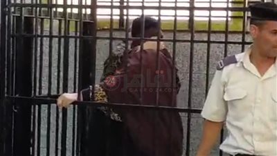 حاضنين بعض وبيصوتوا.. شاهد صراخ ريا وسكينة الفيوم داخل القفص بعد إحالة الأم للمُفتي |فيديو