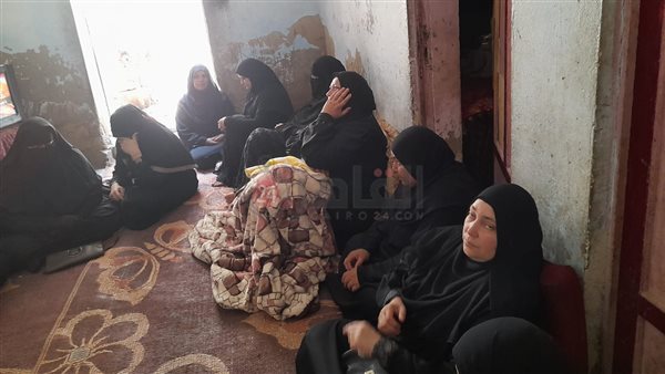 شقيقات الأب يبكون