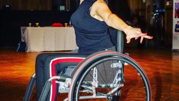 سيدة تتحدى الإعاقة