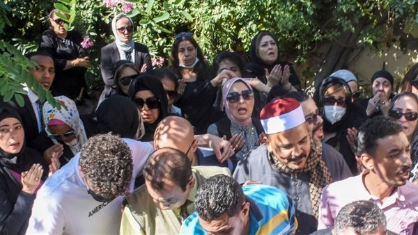 لحظة دفن الفنان سمير