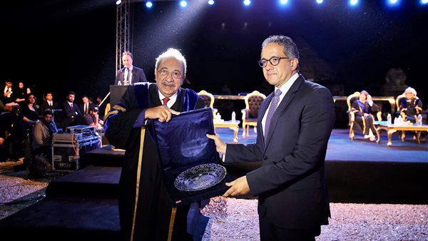 وزير السياحة يشارك