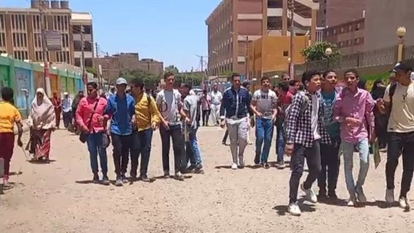 طلاب الشهادة الإعدادية