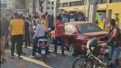 تقودها سيدة.. سيارة طائشة تقتحم محطة وقود ببورسعيد والإسعاف تنقل المصابين | صور