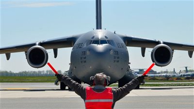 وصول أول طائرة لنقل الألبان لأمريكا بعد أزمة نقص حليب الأطفال