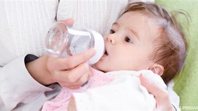 شرب المياه سريعًا للرضع قد يؤدي إلى تشنجات وغيبوبة