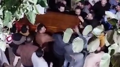 المئات يشيعون جنازة صاحب مقهى قُتل على يد ابنيْ شقيقته بالمنوفية| فيديو